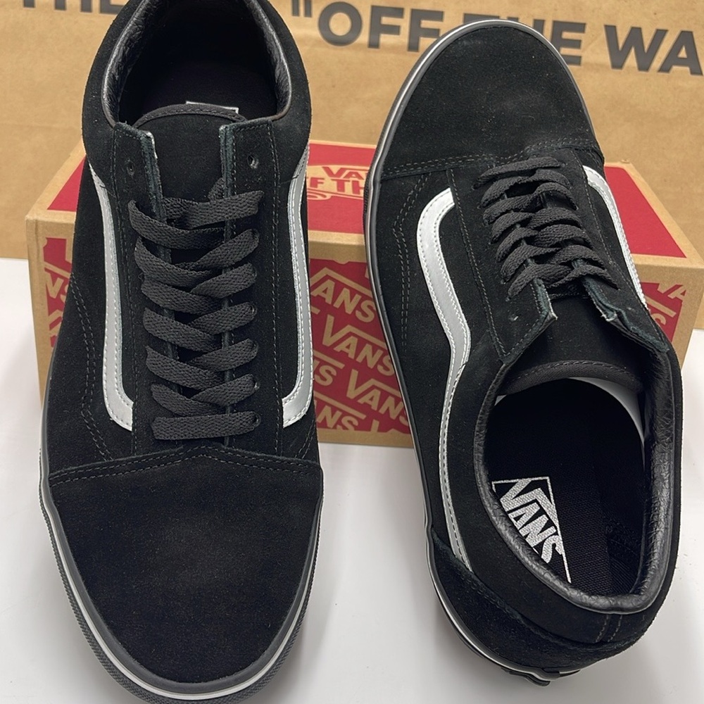 Vans Men’s Black and White Sneakers Old Skool
Metallic Black
VN000CTERMA - Picture 10 of 16